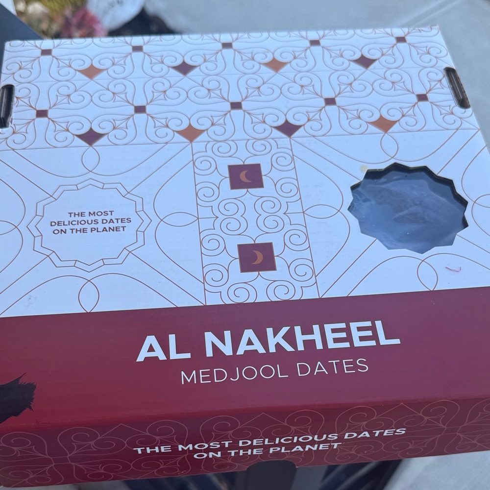 Al Nakheel Medjool Dates - Red and White Gift Box
4lb box